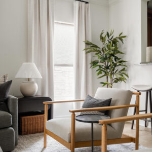 Kursi Kayu Minimalis Ruang Tamu di dalam ruangan