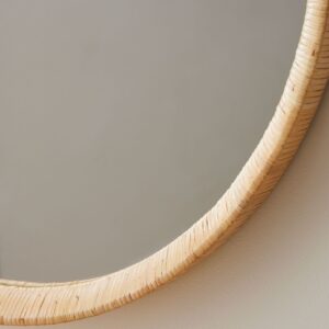 Osaka Cermin Dinding Rotan Minimalis Tampak Detail Tampak detail cermin dinding rotan minimalis Osaka dengan bingkai rotan alami dan tekstur yang terlihat jelas.