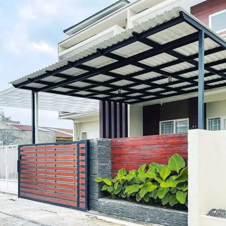 Teras Minimalis dengan Kanopi Baja Ringan